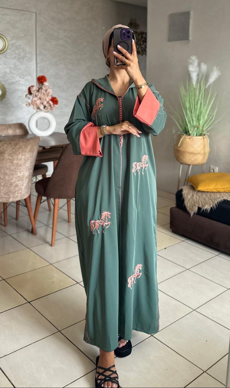 عادة اليكم من جديد جلابة بالطرز او العقاد توب كريب روزة L. Xl xxl التمن. 150. درهم