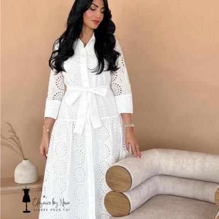 Robe blanche en tissu broderie