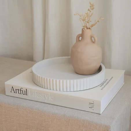 Juego de bandeja decorativa de hormigón y decoración de libros - Bandeja con borde festoneado y caja de lino para mejorar la decoración de tu mesa de café o estantería - Elegante decoración p