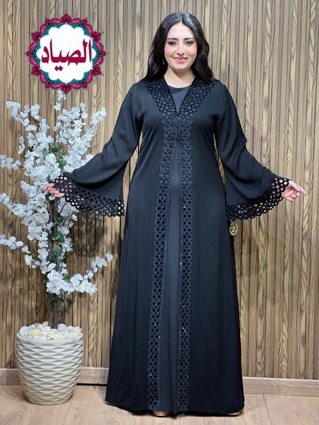 عباية رسمية بياقة وتطريز على الأكمام