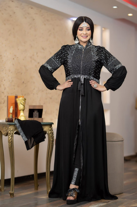 طقم أنيق بتفاصيل التطريز الهندسي على الصدر والأكمام Ensemble