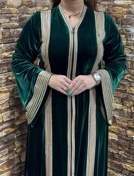 عباية ملكية مطرزة بالشك الذهبي