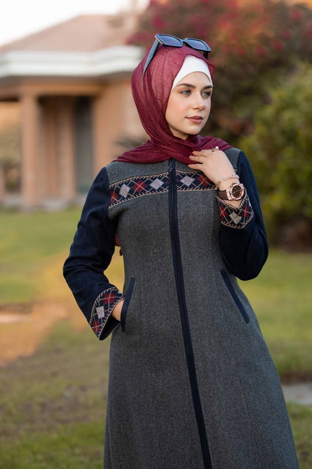 عباية شتوية دافئة بتطريز ملون على الصدر والأكمام