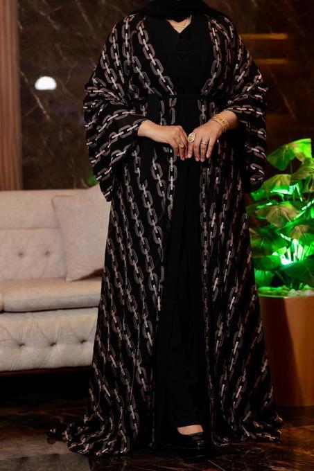 عباية سوداء بقصة واسعة وأكمام مزينة بالشراشيب
