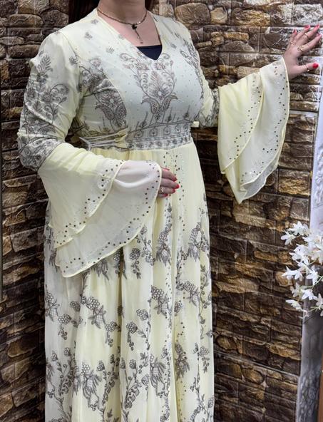 عباية شتوية بسحاب أمامي وقماش رمادي مطعّم بالأكمام الكحلية