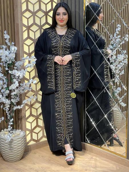 عباية سوداء مطرزة بالذهبي