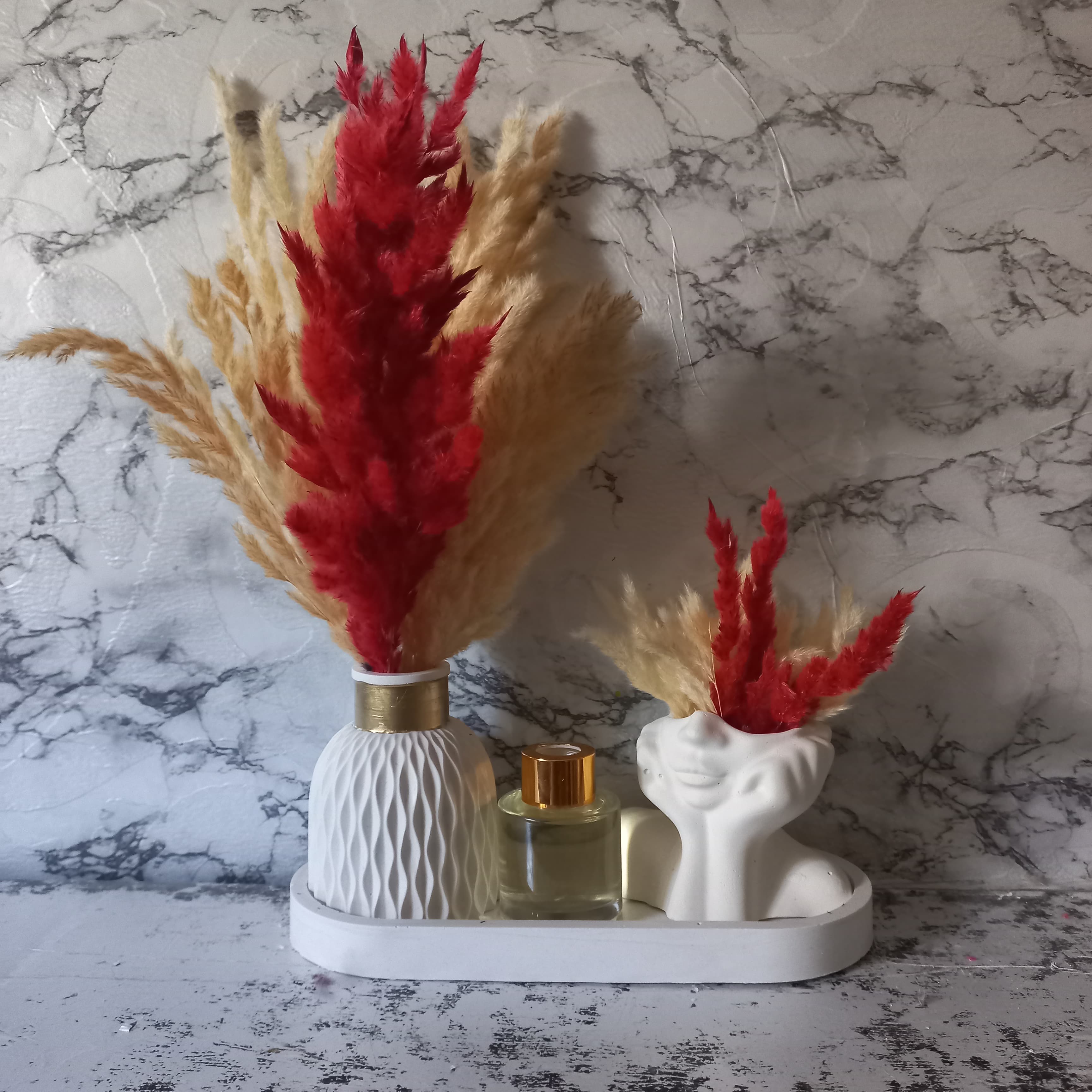 Combinaison entre un vase nordique pot penseur et diffuseur de parfum maison pampas colorées