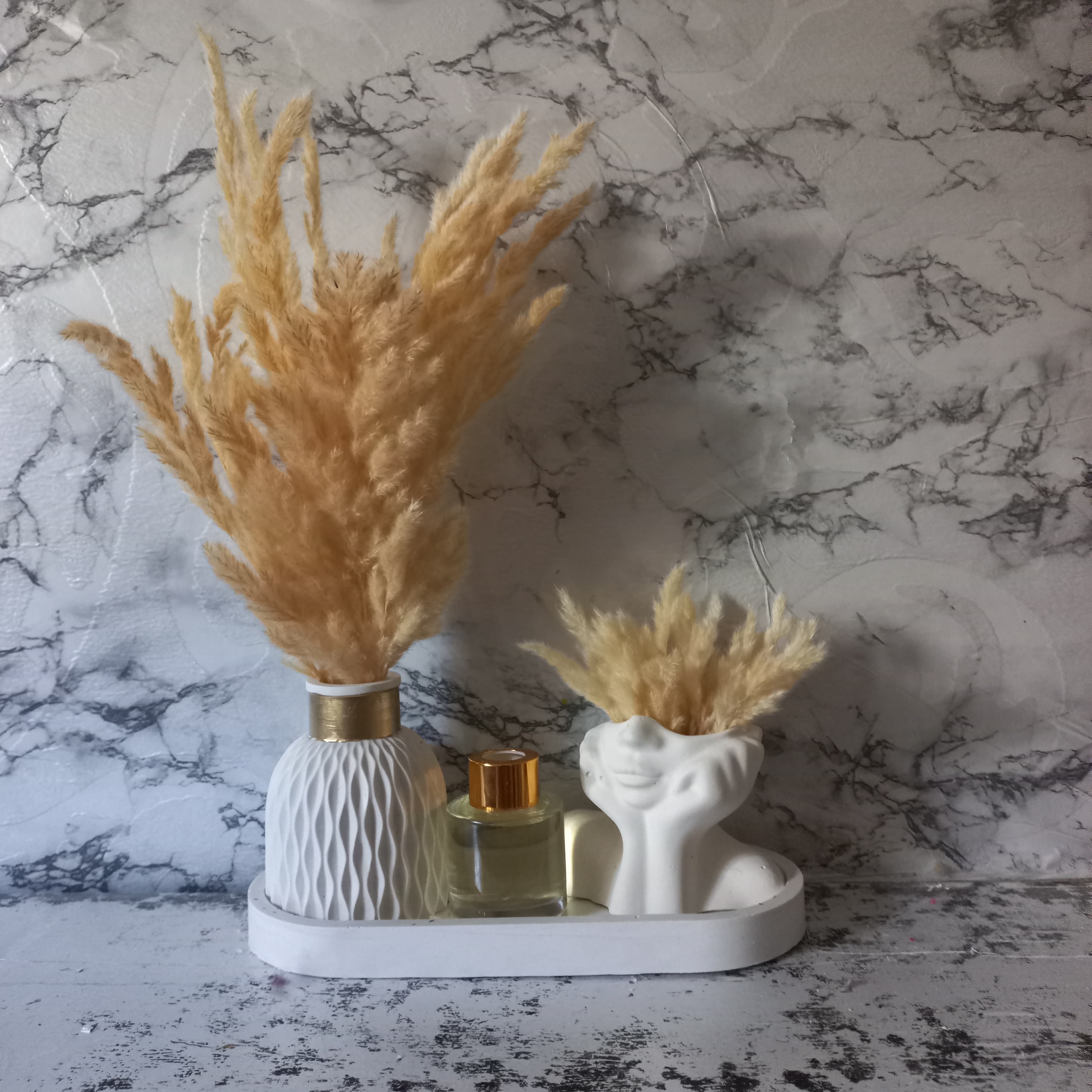 Combinaison entre un vase nordique pot penseur et diffuseur de parfum maison pampas colorées