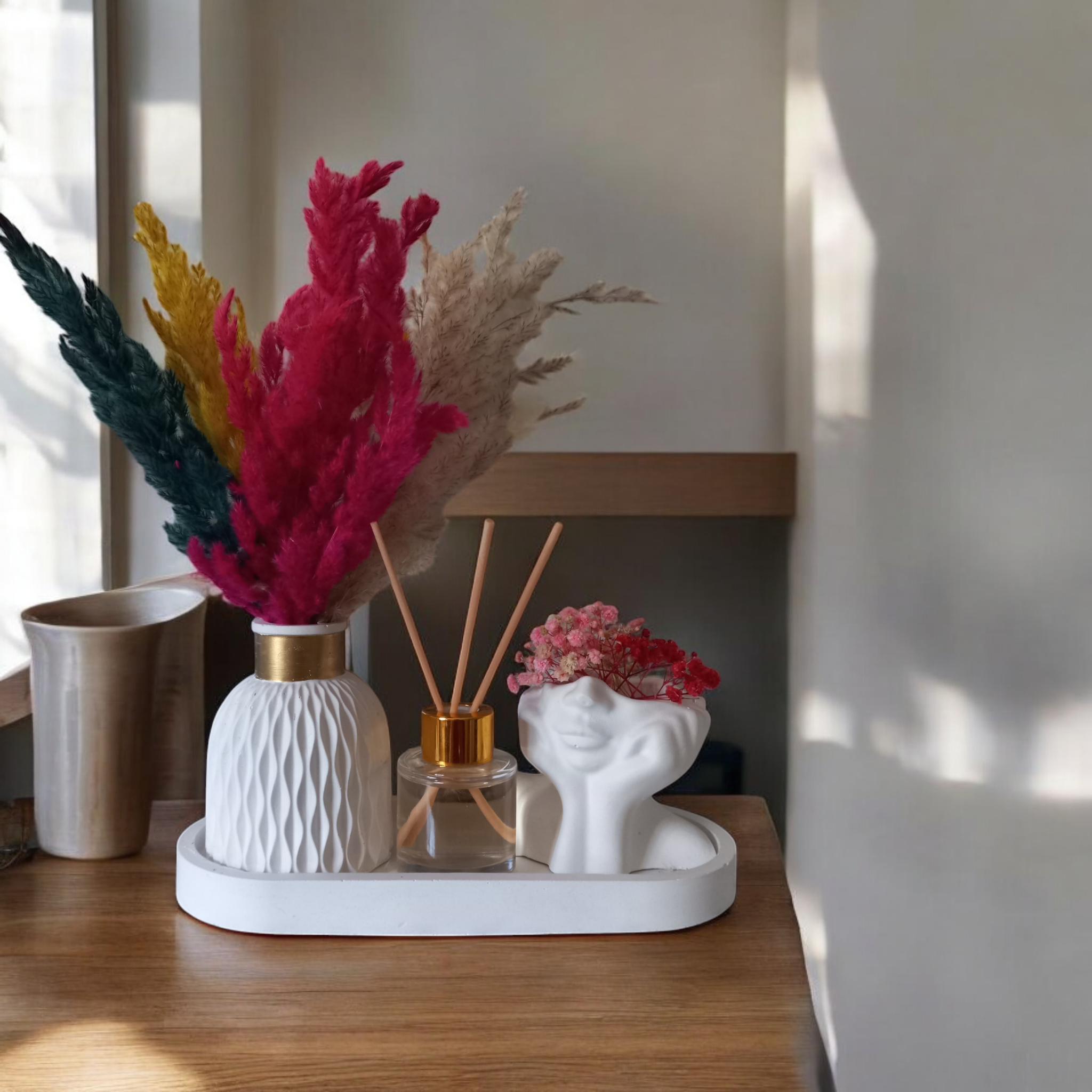 Combinaison entre un vase nordique pot penseur et diffuseur de parfum maison