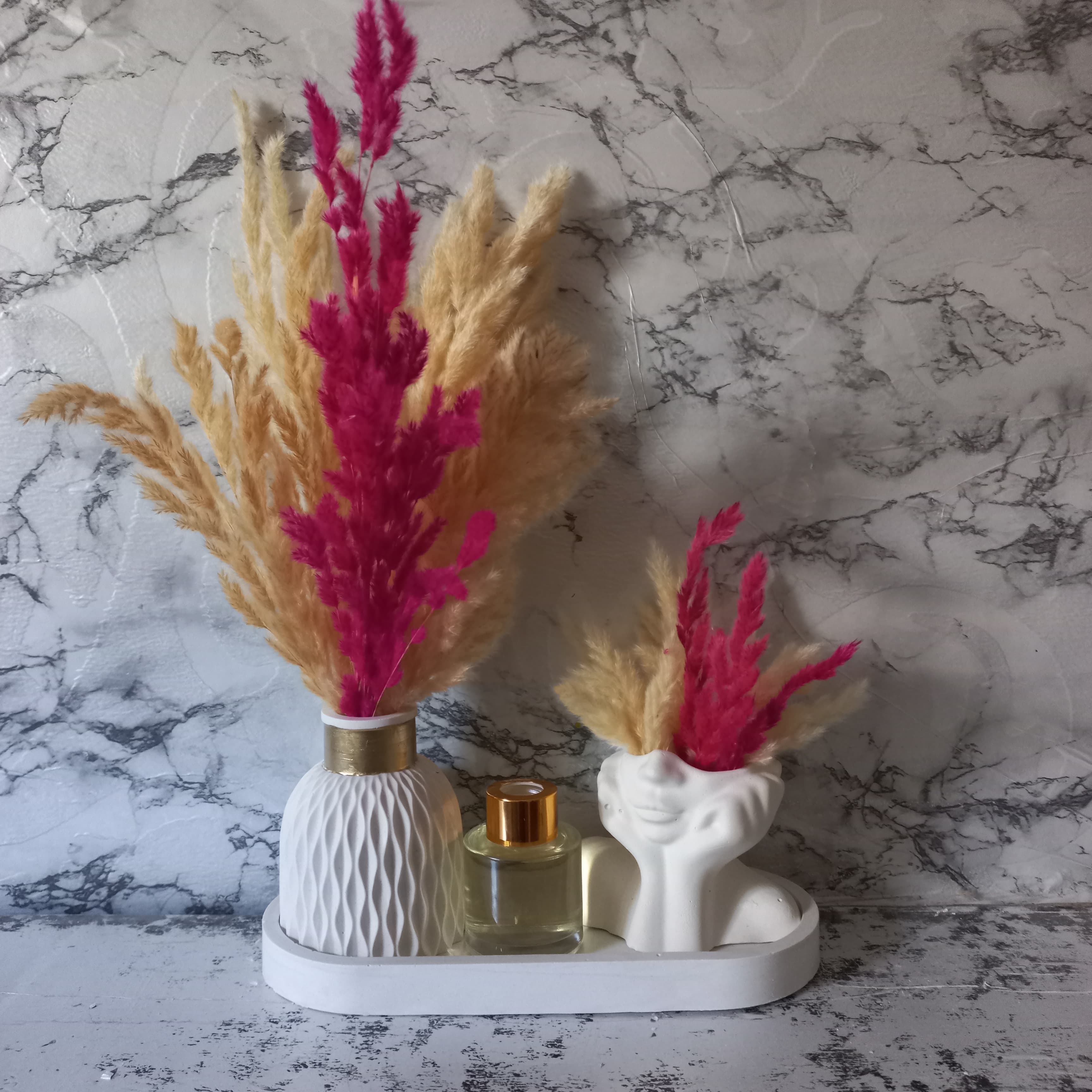 Combinaison entre un vase nordique pot penseur et diffuseur de parfum maison pampas colorées