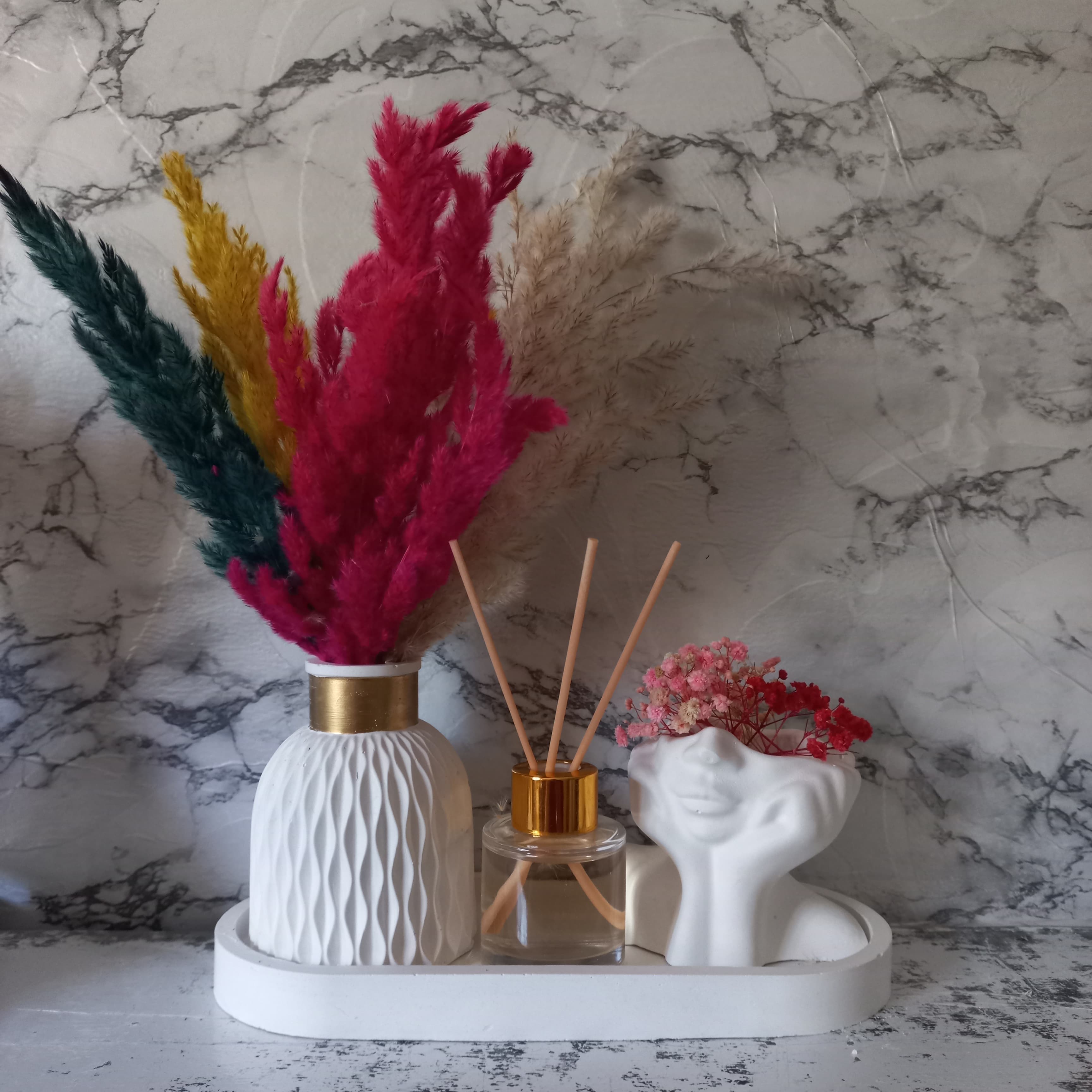 Combinaison entre un vase nordique pot penseur et diffuseur de parfum maison