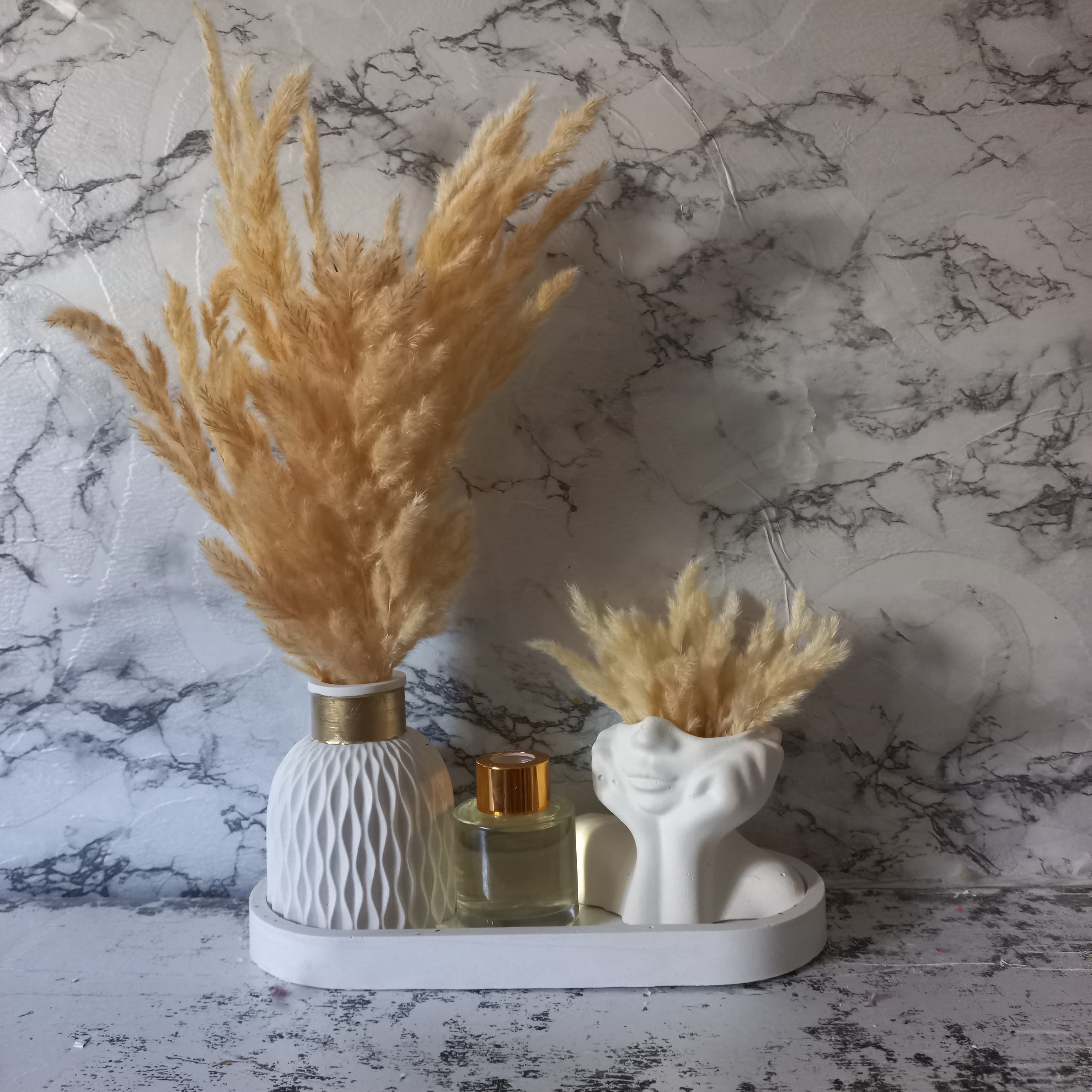 Combinaison entre un vase nordique pot penseur et diffuseur de parfum maison pampas colorées