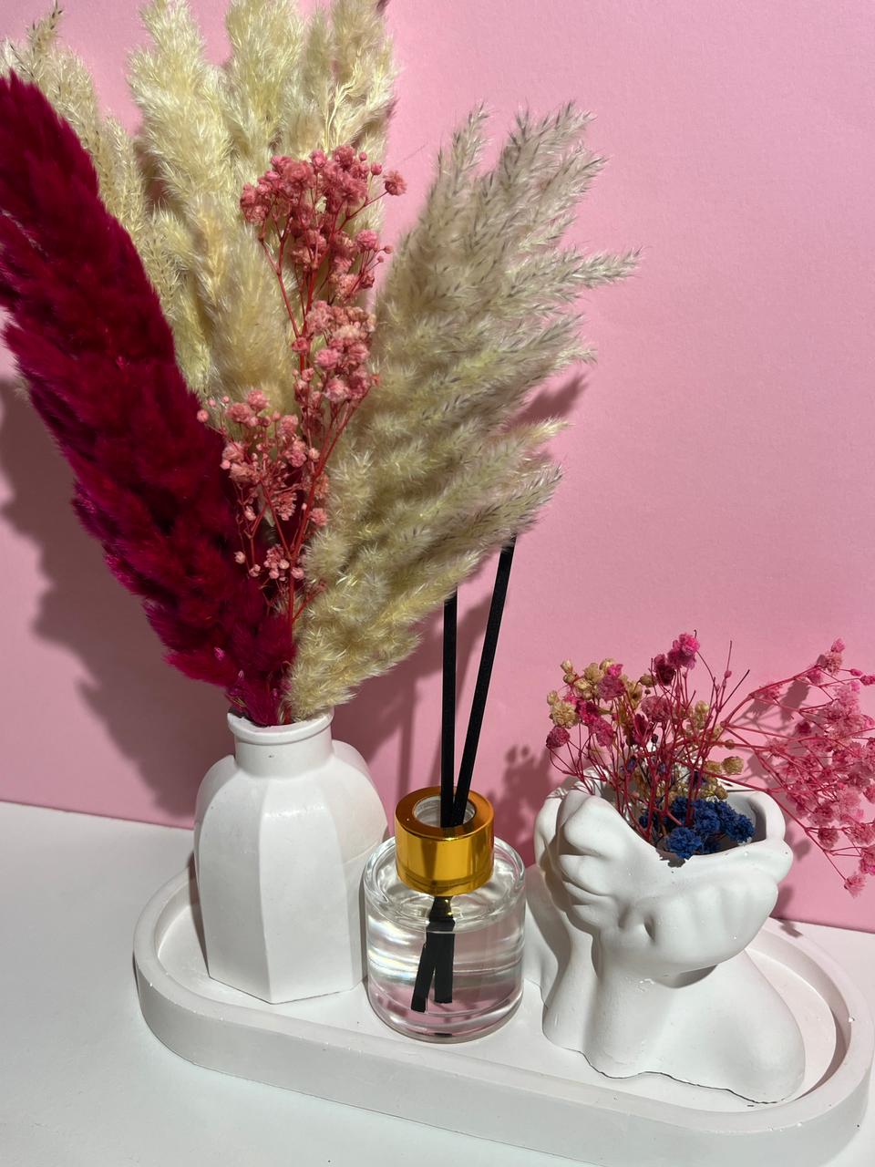 Combinaison entre un vase nordique pot penseur et diffuseur de parfum maison pampas colorées style 2