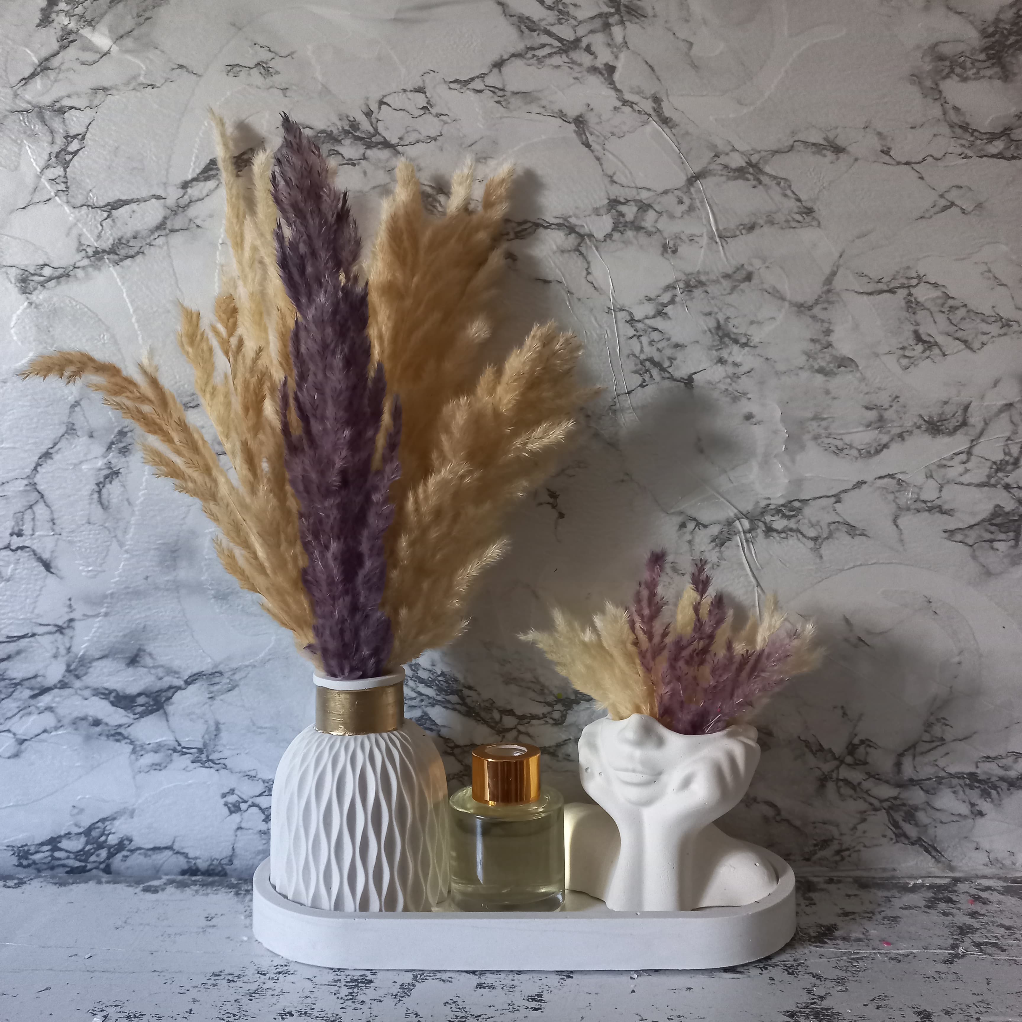 Combinaison entre un vase nordique pot penseur et diffuseur de parfum maison pampas colorées