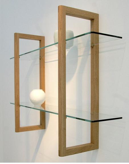 رف جداري زجاجي بإطار خشبي أنيق