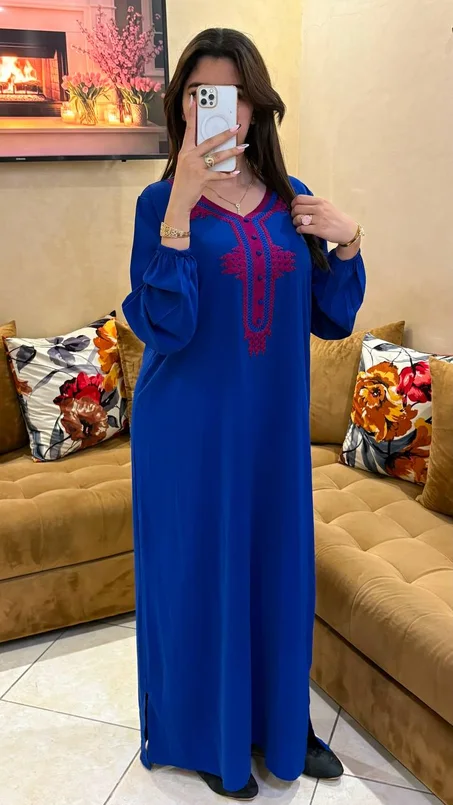 قفطان راقٍ بإطلالة فخمة وأنيقة