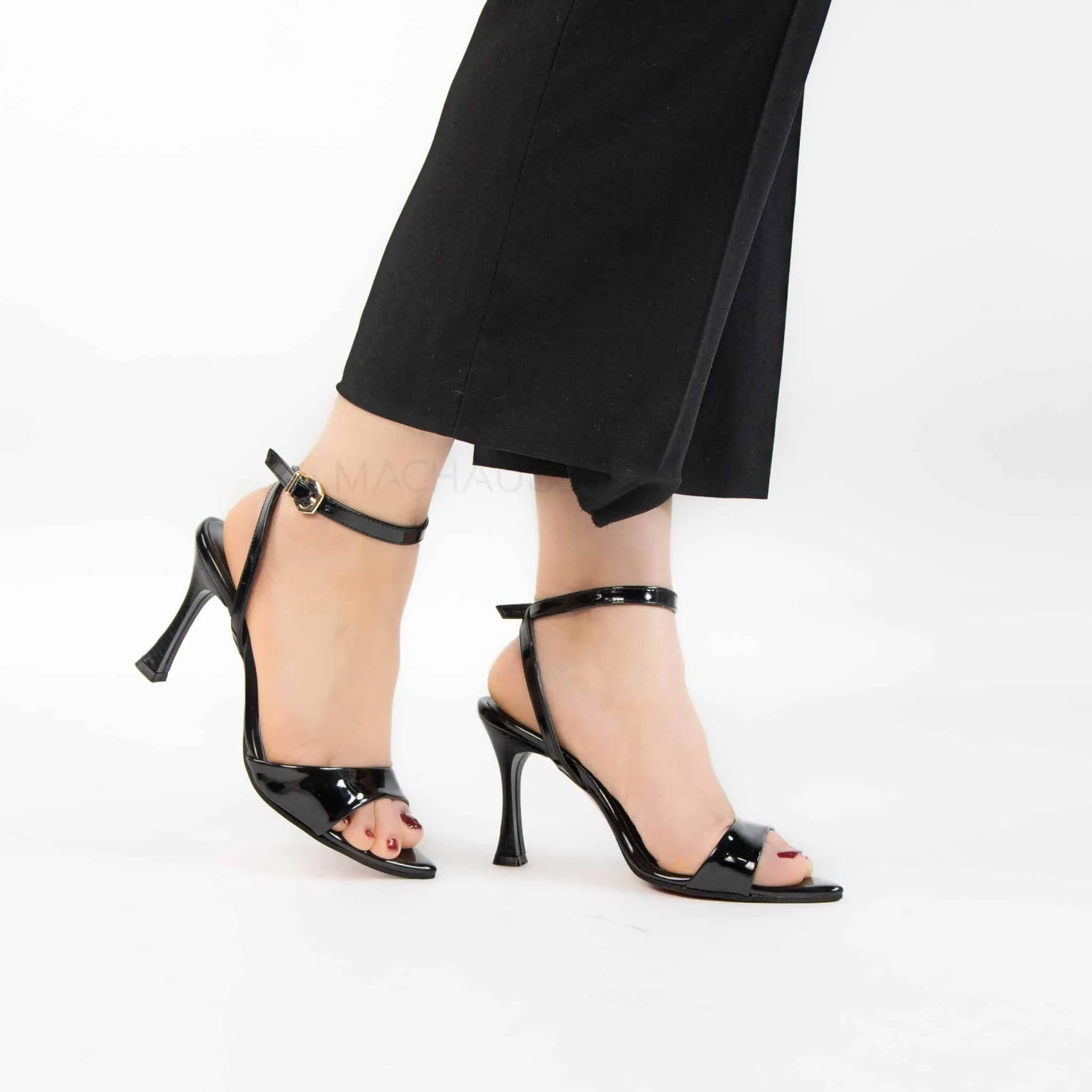 صنادل و أحدية