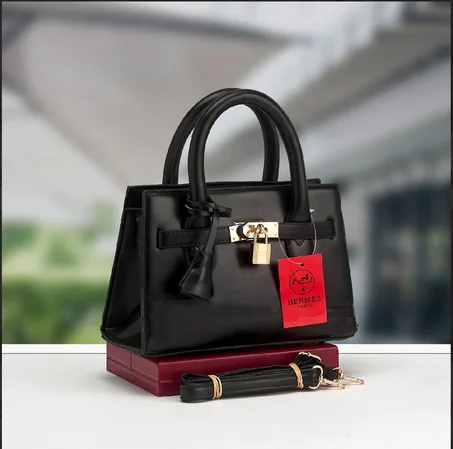 حقيبة نسائية راقية باللون الأسود