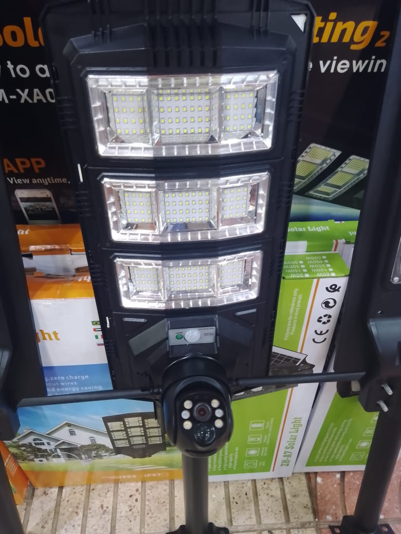 Projecteur solaire 450 W avec caméra intelligente intégrée 2-en-1 et contrôle à distance via 4G