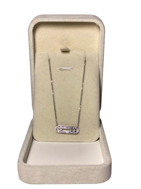 قلادة فاخرة بتصميم أنيق ولمسة ناعم