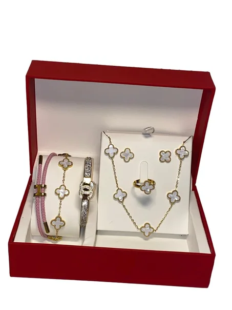 اك زهرة الأناقة – طقم مجوهرات فاخر بلمسة أنثوية راقية