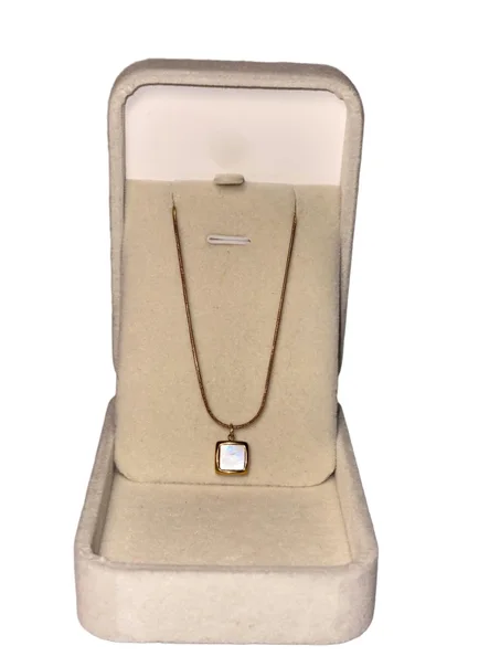 قلادة أنثوية ساحرة