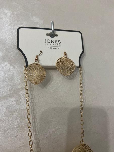 Collier doré de la marque JONES NEW YORK avec ses boucles d'or قلادة ذهبية من ماركة جونز نيويورك بأقراطها الذهبية