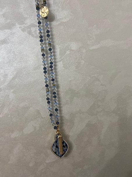 2 colliers attachés de couleur bleue