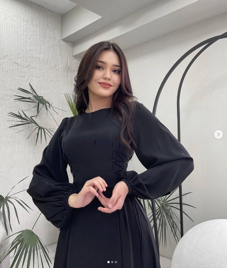 فستان فريد وأنيق بقصة الأميرة من ثوب كريب روزا