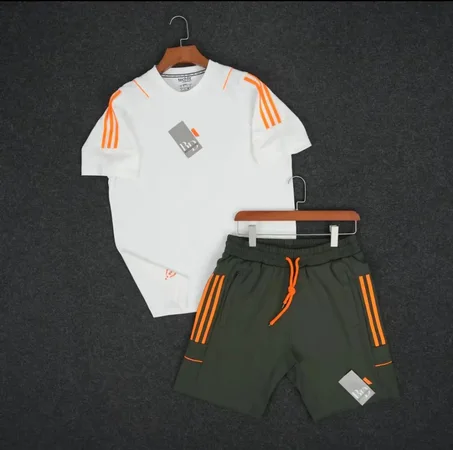 Ensemble ADD avec short vert foncé et t-shirt blanc à trois bandes orange, modèle 2026 qualité premium.
