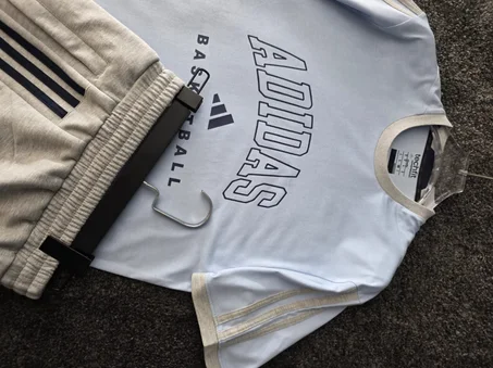 Ensemble Adidas t-shirt bleu ciel & short gris clair