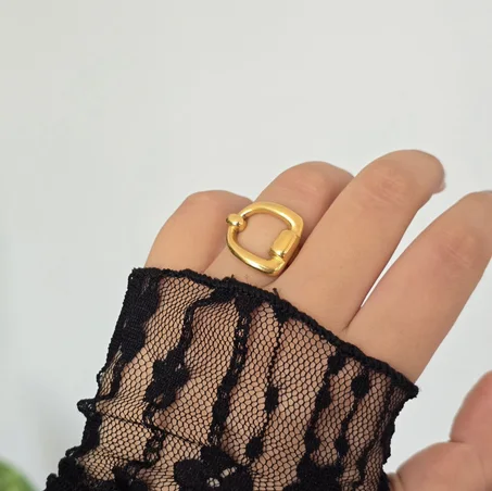 D-shaped Ring