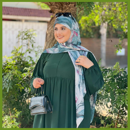 موديل عباية شمس يتميز بسنسلة في وسط الصدر