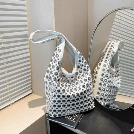 حقيبة دلو فاخرة بمسامير معدنية