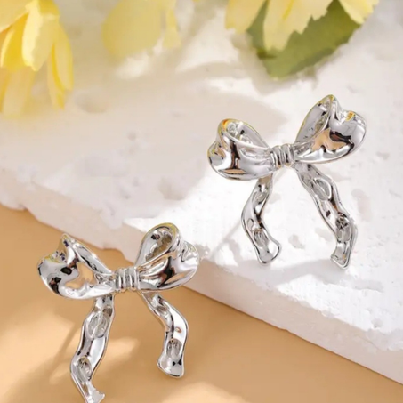 أقراط على شكل فراشة و ربطة العنق