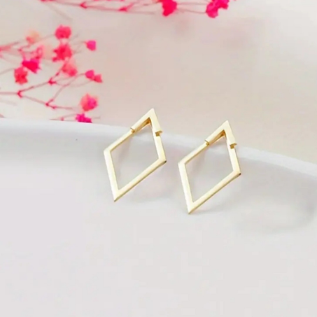 أقراط بتصميم هندسي عصري