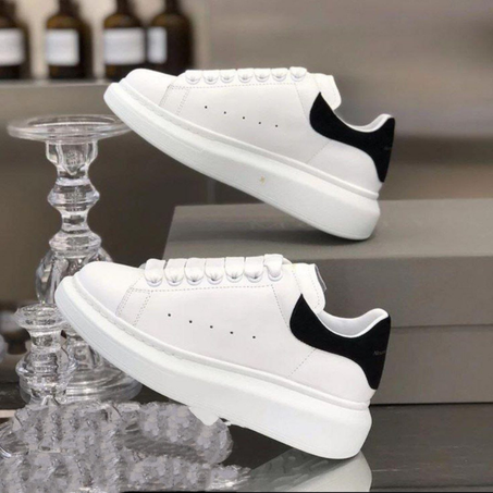 حذاء رياضي نسائي يجمع ما بين الراحة والأناقة