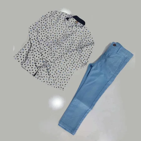 chemise blanc fleuri avec Maco bleu ciel