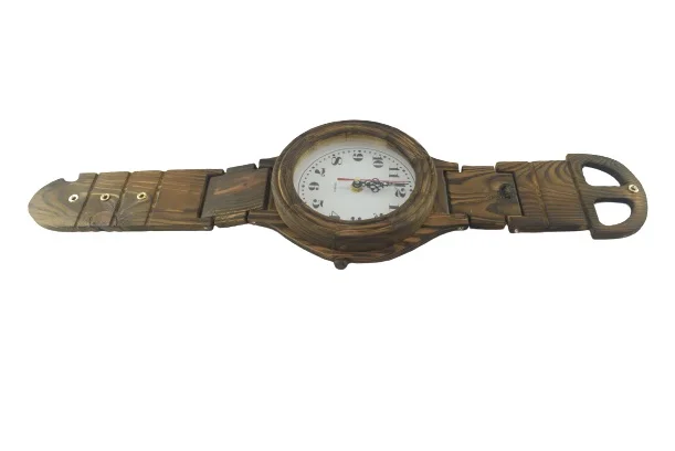 479 - Horloge murale en bois naturel en forme de montre
