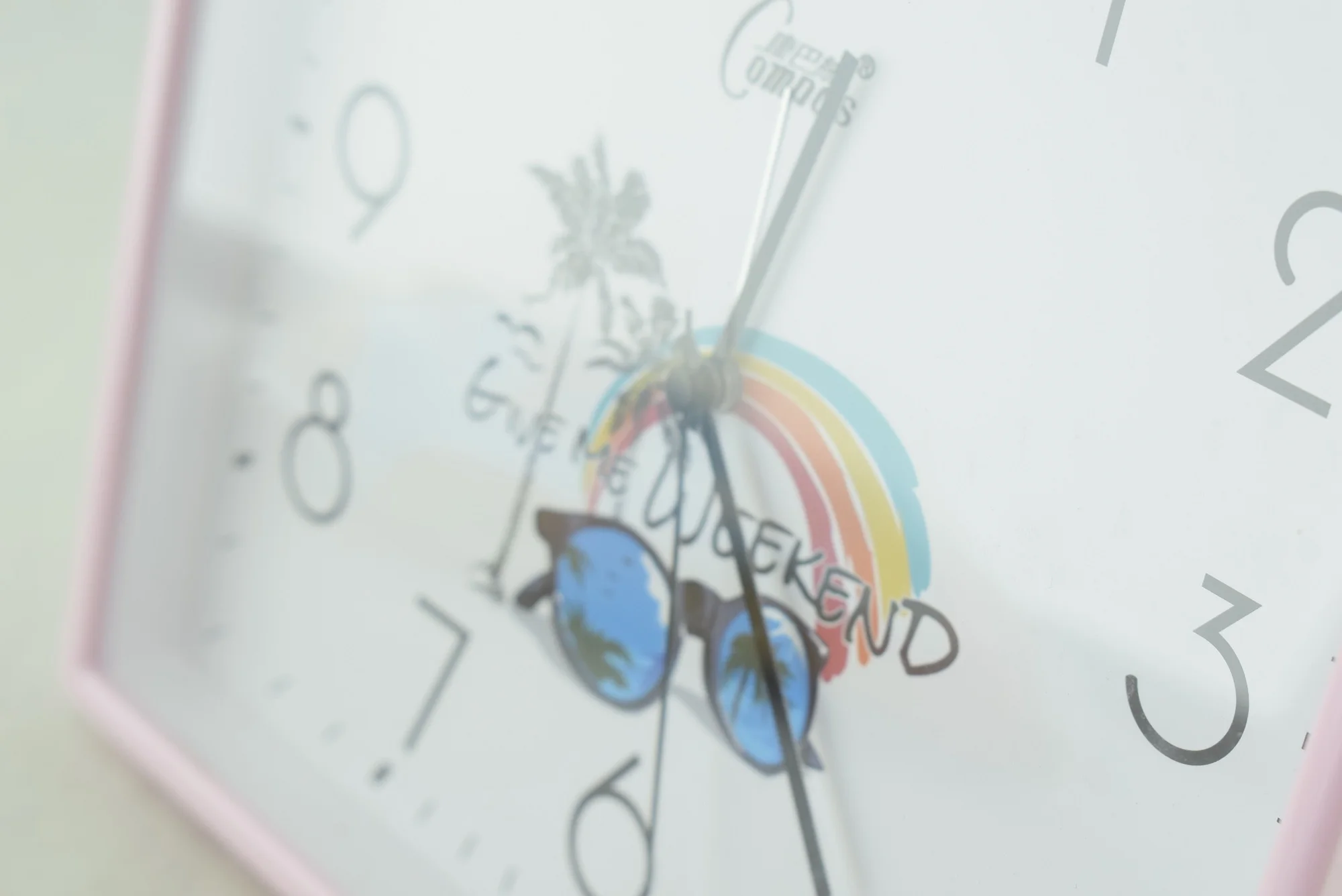 825 - Horloge murale carrée à quartz -Rose