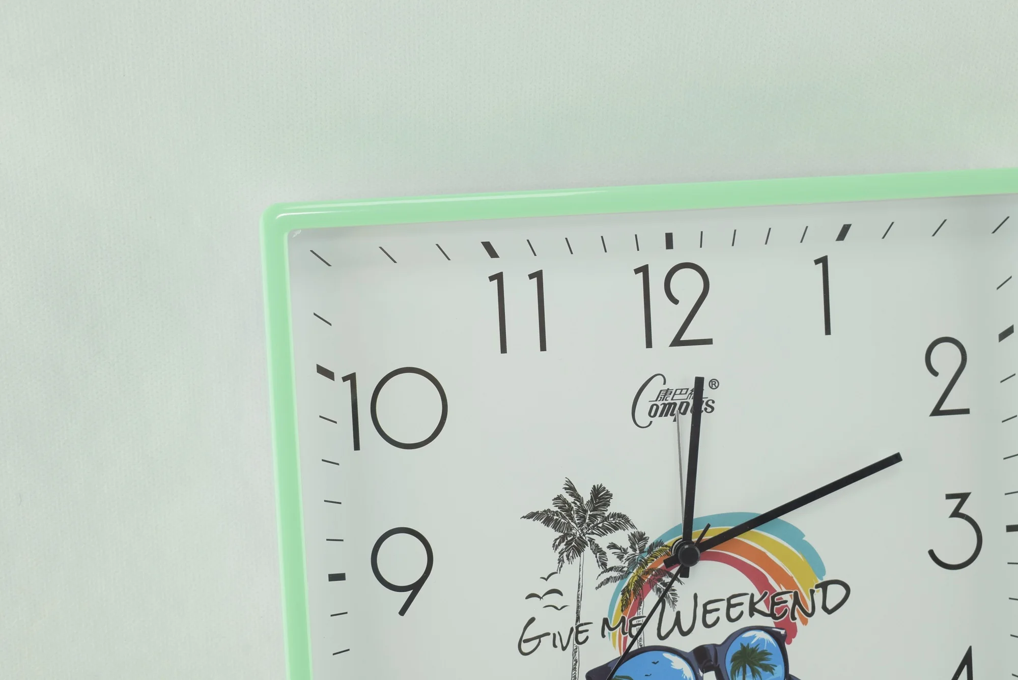 824 - Horloge murale carrée à quartz -Vert