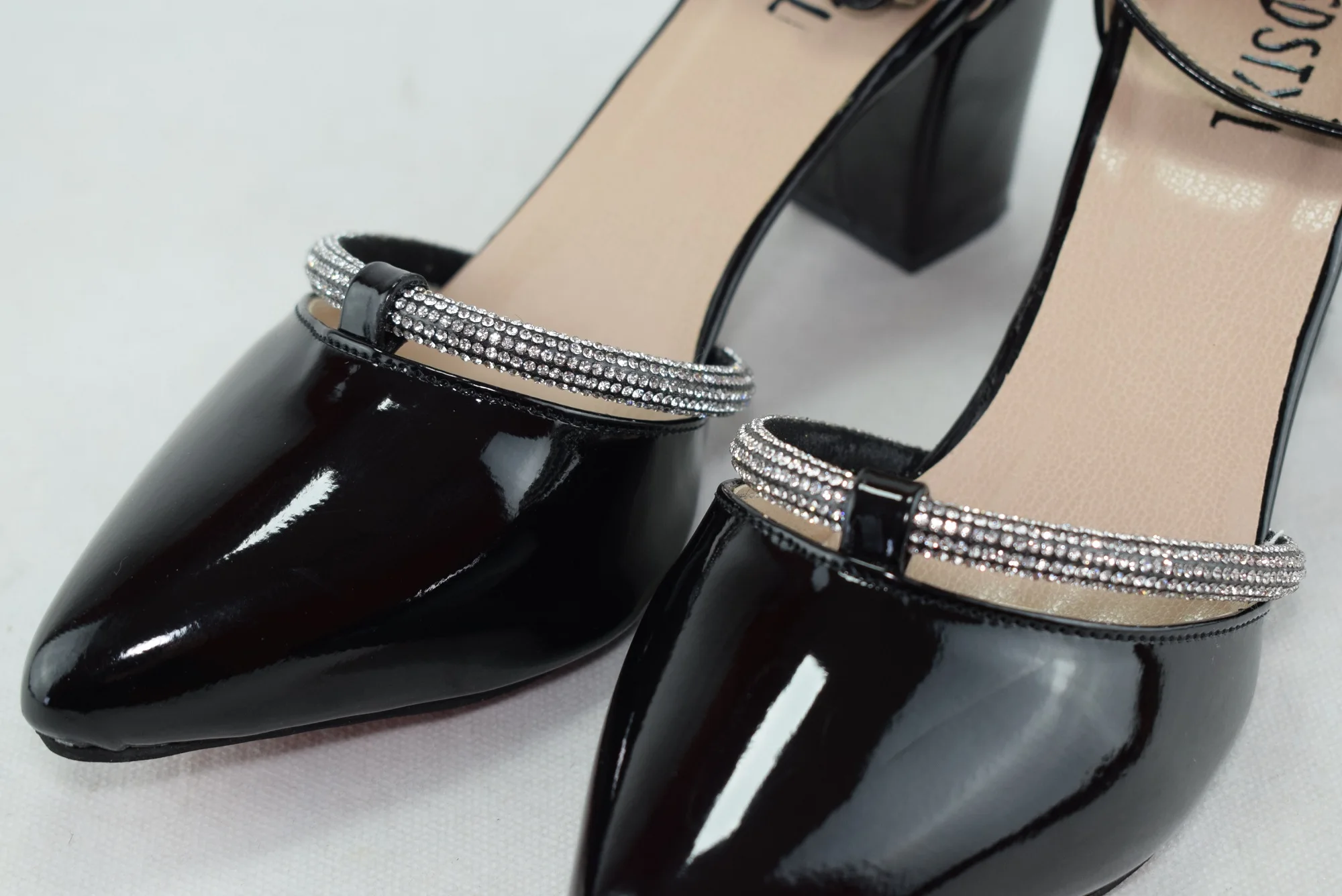 340 - Escarpins à bout pointu à talons hauts à bride de cheville - Noir
