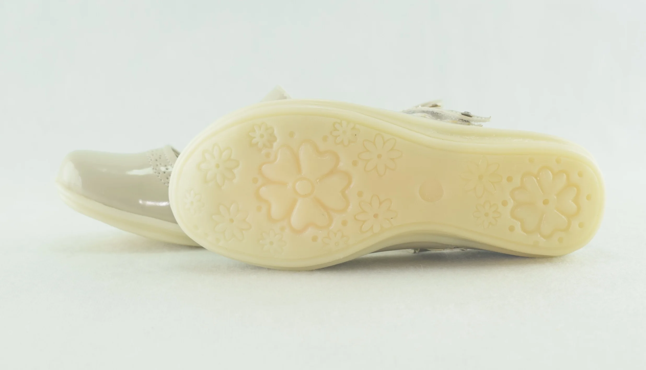 598-Chaussure fille beige mode 2023 -2024