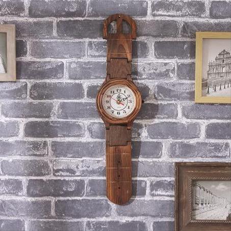 479 - Horloge murale en bois naturel en forme de montre