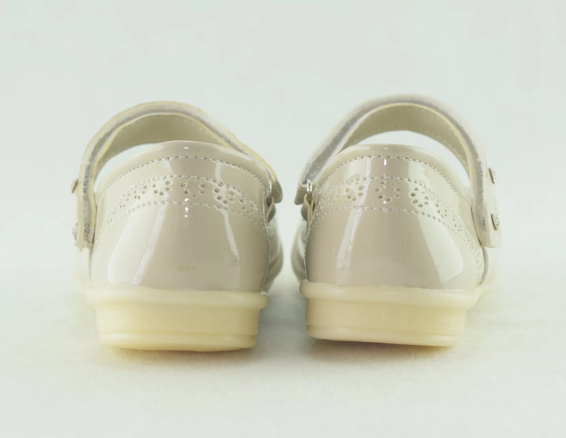 598-Chaussure fille beige mode 2023 -2024