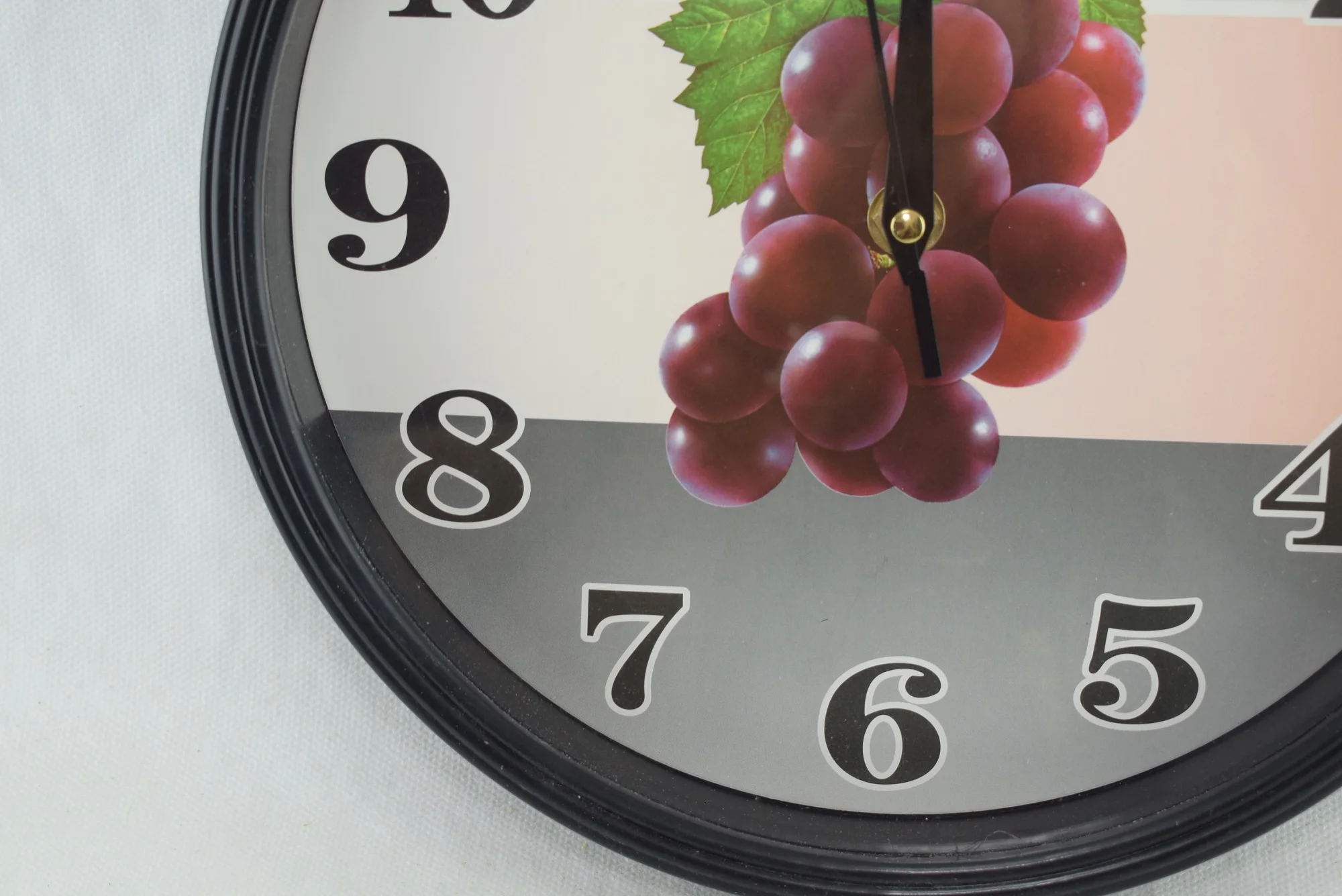 811N - Horloge murale à quartz ronde et moderne simple, noir-raisin