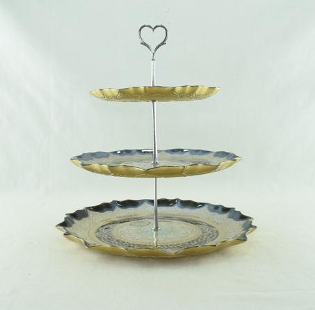 750 - Plateau à trois niveaux,présentoir à gâteaux - or