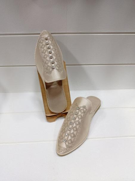 368-Babouches femme brodé en tissu brillant - beige