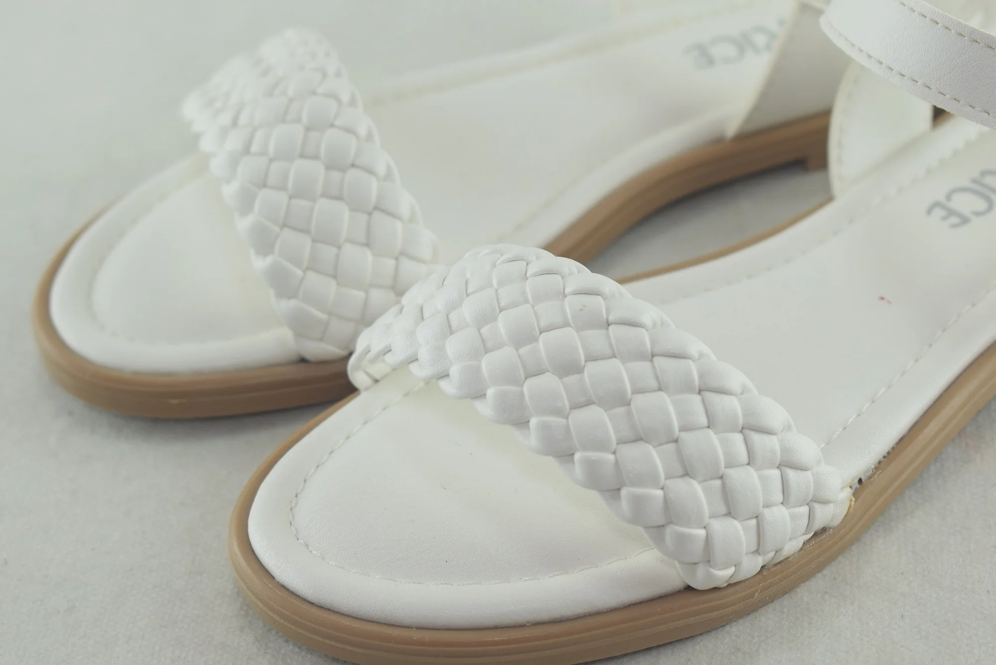 560-Sandales femme plate et légère tendance 2023-2024 Blanc