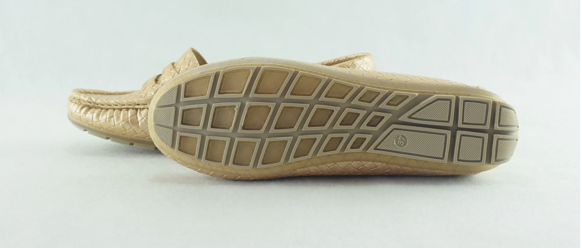 804 - Mocassins pour femme tendance 2023 - 2024  or